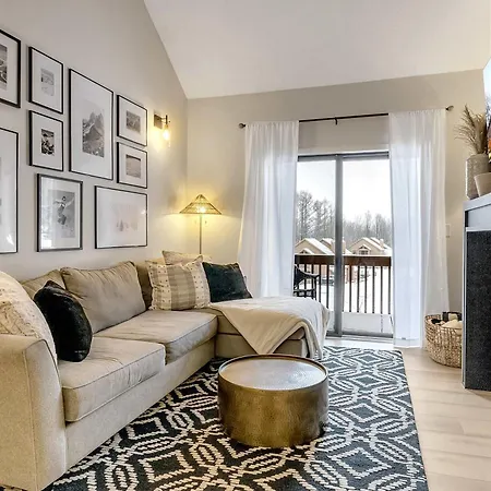 Ski In Ski Out 3-Bed 2-Bath Condo King Bed